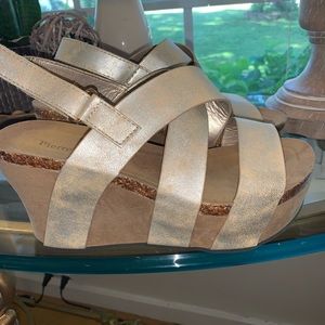 Pierre Dumas Women's Hester-5 Vegan Leather Strappy Wedge Sandals. Size 8.5